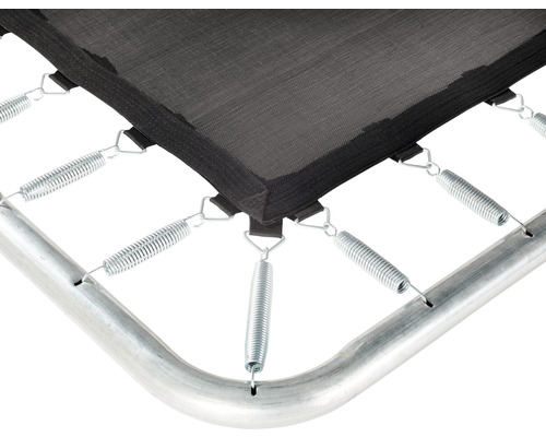 Detailaufnahme eines Trampolins mit Sprungtuch, Federn und Rahmen