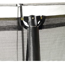 Detailaufnahme des Sicherheitsnetzes eines Trampolins mit schwarzer Befestigung.