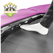 Detailansicht eines Trampolins mit Fußschutzsystem und dem Exit Toys Logo