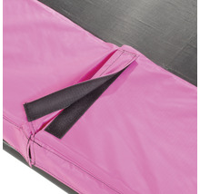 Detailaufnahme eines Trampolins mit rosa Randabdeckung und Klettverschluss