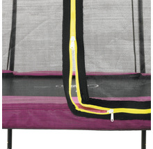 Detailansicht eines Trampolins mit Sicherheitsnetz und Reißverschluss