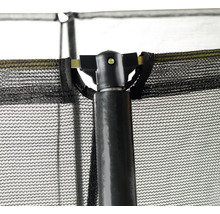 Detailaufnahme eines Trampolins mit Sicherheitsnetz und Stützpfosten.