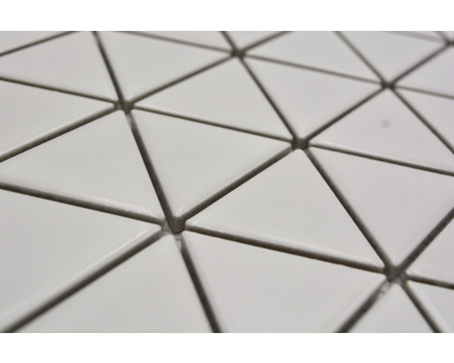 Detailaufnahme von dreieckigen Wandfliesen