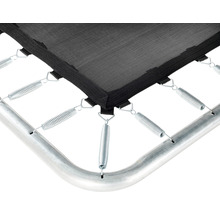 Detailaufnahme einer Trampolinmatte mit Federn und Rahmen.
