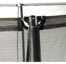 Detailaufnahme von Trampolin-Sicherheitsnetz und -stange