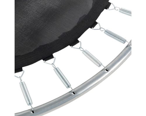Detailansicht eines Trampolins mit Federn, Sprungtuch und Rahmen