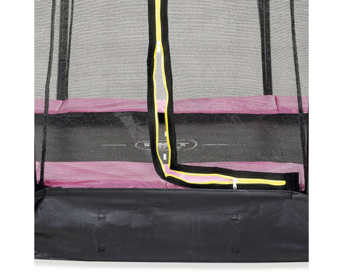 Detailansicht des Reißverschlusses und des Sicherheitsnetzes eines Gartentrampolins.