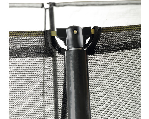 Detailaufnahme eines Trampolinsicherheitsnetzes mit Rahmenstange.