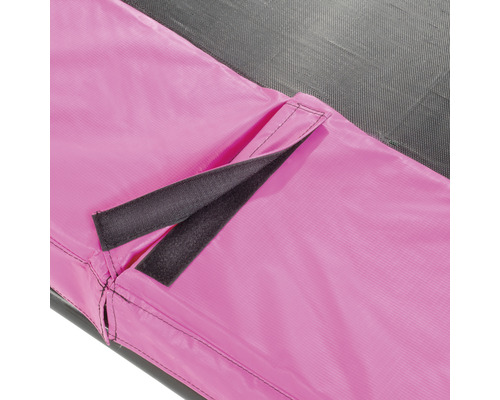 Detailaufnahme einer Trampolin-Randabdeckung mit Klettverschluss