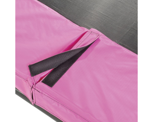 Detailaufnahme einer Trampolinabdeckung mit Klettverschluss