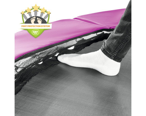 Nahaufnahme von einem Fuß, der auf dem Sprungtuch eines Trampolins steht, mit dem Fußschutzsystem Symbol von Exit Toys.