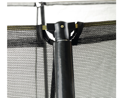 Detailaufnahme eines Trampolin Sicherheitsnetzes mit schwarzer Stange und Befestigung.