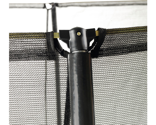 Detailansicht eines Trampolin-Sicherheitsnetzes und einer Stange.