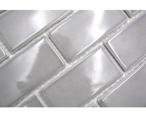 Rechteckige Fliesen im Fischgrätmuster