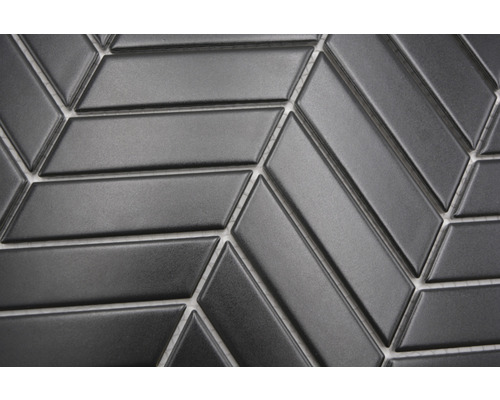 Detailaufnahme von Mosaikfliesen in Rautenform