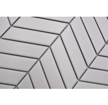 Detailaufnahme von weißen, rautenförmigen Mosaikfliesen