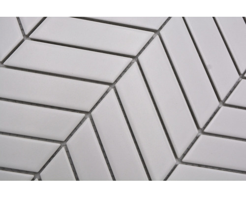 Detailaufnahme von weißen, rautenförmigen Mosaikfliesen