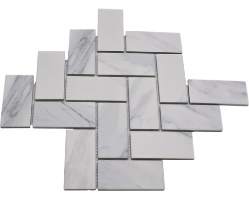 Mosaikfliese aus Marmor im Fischgrätmuster