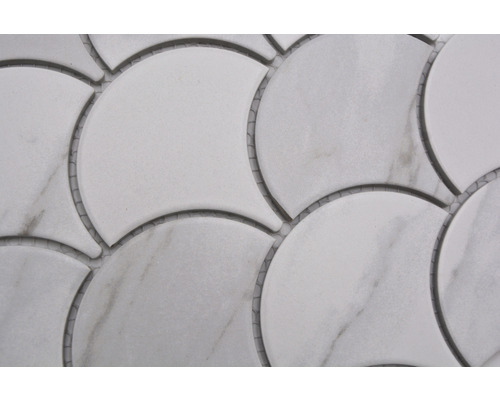 Fächerförmige Mosaikfliese aus Marmor