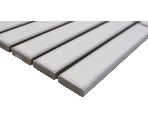 Rechteckige Keramikfliesen im Detail