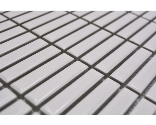 Detailaufnahme von rechteckigen, weißen Mosaikfliesen.