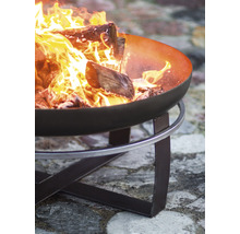 Feuerschale mit brennendem Holz auf einem Metallständer.