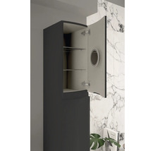 Offener Badezimmerschrank mit Regalen und Spiegel