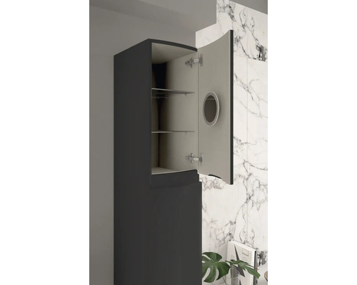 Offener Badezimmerschrank mit Regalen und Spiegel