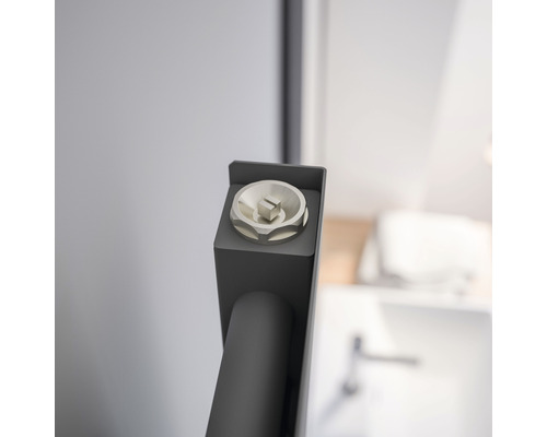 Detailaufnahme eines Heizkörperanschlusses im Badezimmer