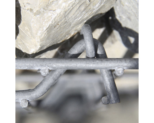 Nahaufnahme eines Steinkorbs mit Steinen und Drahtgeflecht