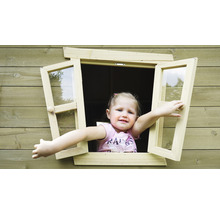 Mädchen schaut aus dem Fenster eines Spielhauses
