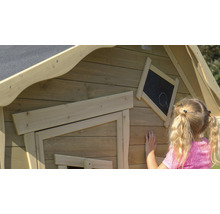 Detailansicht eines Kinderspielhauses aus Holz mit Kreidetafel, an der ein Mädchen malt.