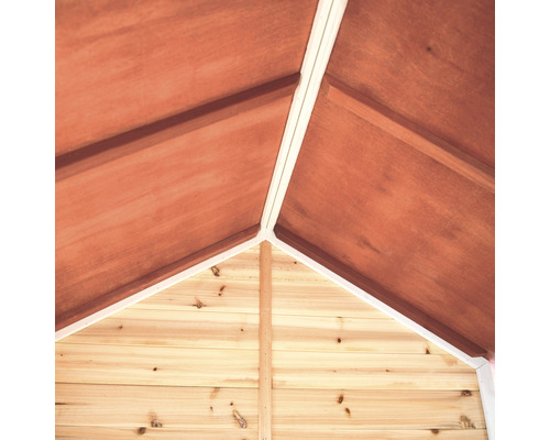 Innenansicht eines Holzhauses mit Dach und Holzwand