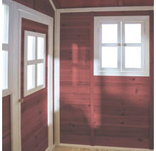 Innenansicht eines Holzgartenhauses mit Fenster und Tür
