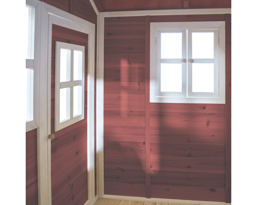 Innenansicht eines Holzgartenhauses mit Fenster und Tür