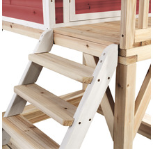 Detailaufnahme einer Holztreppe, die zu einem Spielhaus führt.