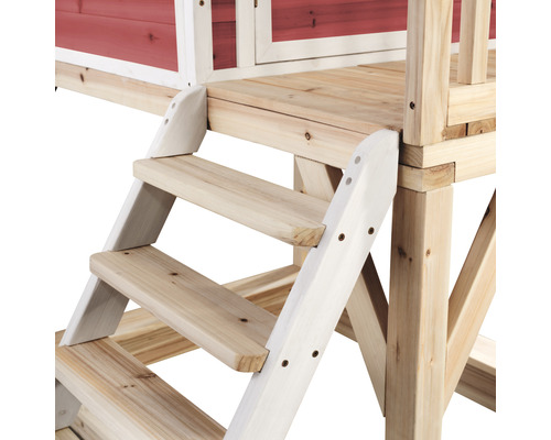 Detailaufnahme einer Holztreppe, die zu einem Spielhaus führt.