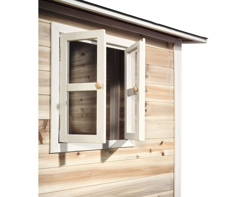 Detailansicht eines Gartenhauses mit geöffnetem Fenster und Holzfassade
