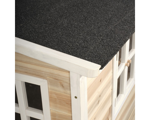 Detailansicht eines Gartenhauses mit Bitumendach, Holzfassade und Fenstern mit Sprossen