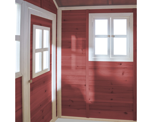 Innenansicht eines Spielhauses mit Fenstern und Holzwänden