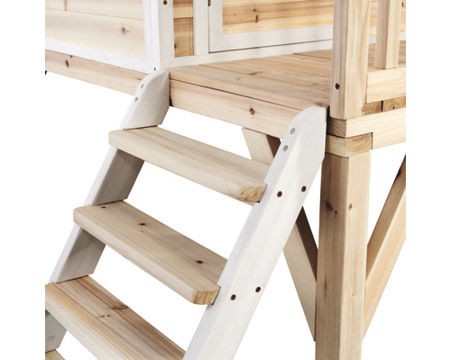 Detailaufnahme der Holztreppe eines Spielhauses