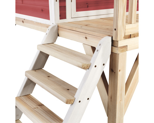 Detailansicht einer Holztreppe zu einem Spielhaus