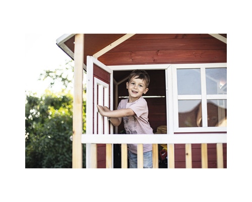 Junge im Holzspielhaus mit Fenster und Tür