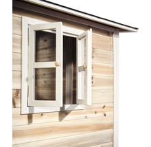 Detailansicht eines Holzgartenhauses mit geöffnetem Fenster