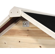 Detailansicht des Daches eines Holzspielhauses mit dem Exit Toys Logo.