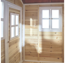 Innenansicht eines Holzspielhauses mit Fenster und Tür