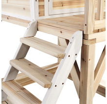 Detailaufnahme einer Holztreppe, die zu einem Spielhaus führt