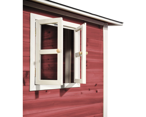 Geöffnetes Fenster aus Holz an einem Gartenhaus