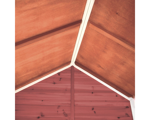 Innenansicht eines Gerätehauses mit Holzwänden und Dachkonstruktion