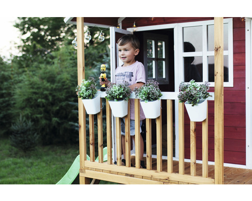 Kind im Spielhaus mit Pflanzen in Blumentöpfen